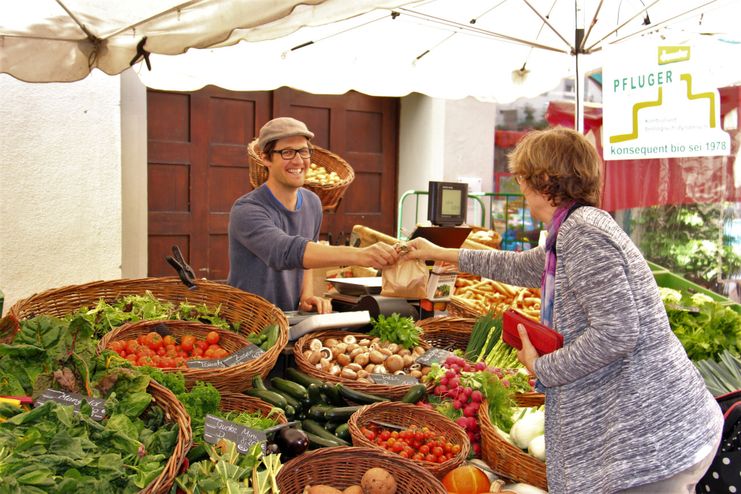 Freundliche_Verkäufer_und_eine_gute_Beratung_auf_dem_Isnyer_Wochenmarkt