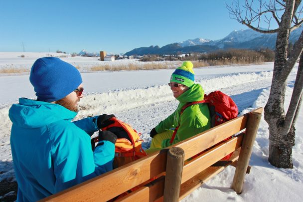 Kurze Pause beim Winterwandern in Pfronten