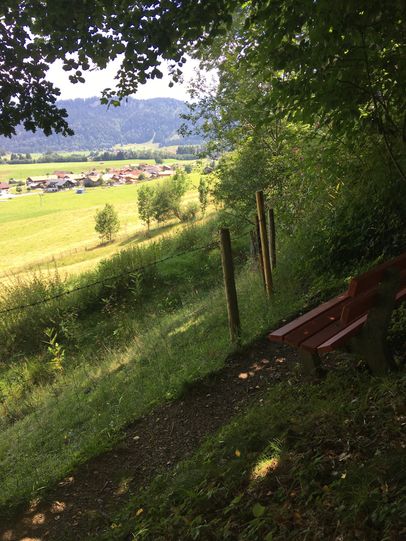 Die Ruhebänke laden zum Verweilen ein