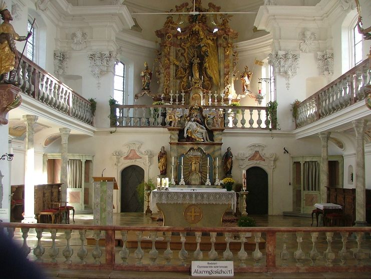 Der Altarraum der Wallfahrtskirche Maria Schnee in Legau-Lehenbühl.