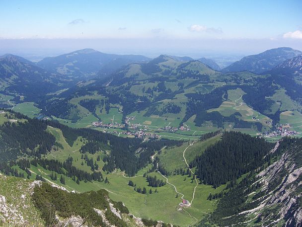 Blick zur Stuiben Sennalpe und nach Schattwald