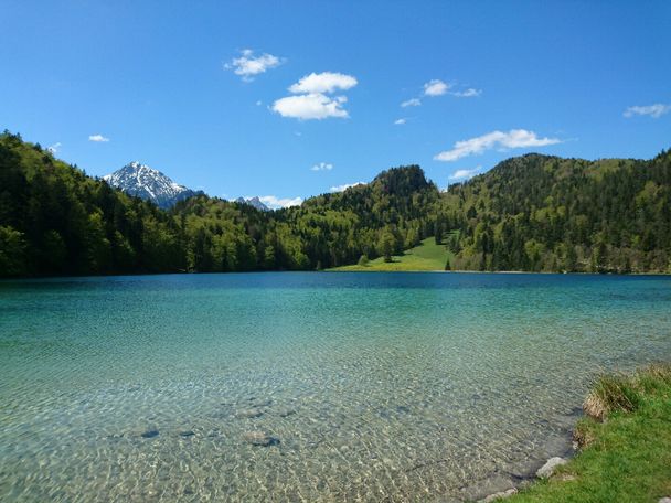 Blick auf den Kristallblauen Alatsee