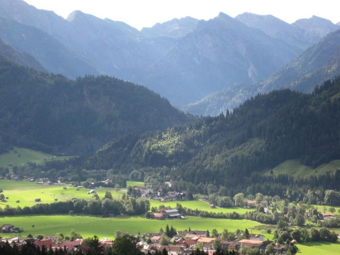 Sommerblick vom Balkon ins Ostrachtal