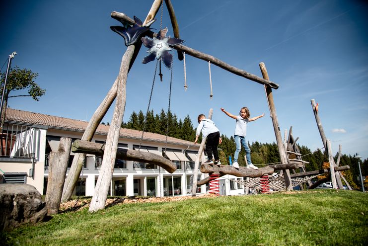 Auf dem Klettergerüst vor dem Allgäuhaus können sich die Kinder ausprobieren oder auf der Rutsche nach unten gleiten.