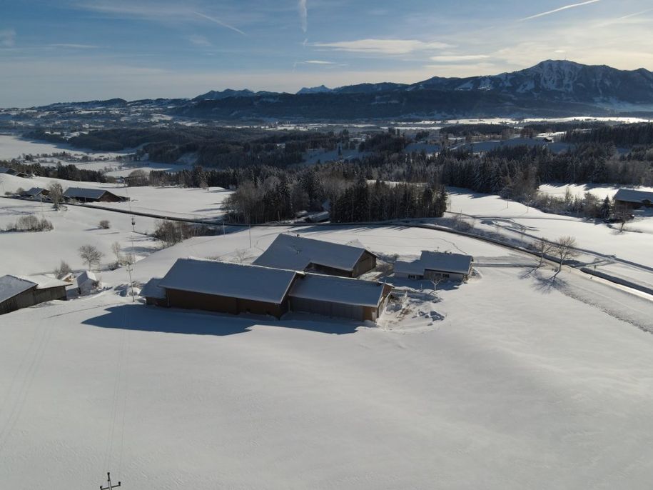 Unser Hof mit Ausblick auf die Berglandschaft