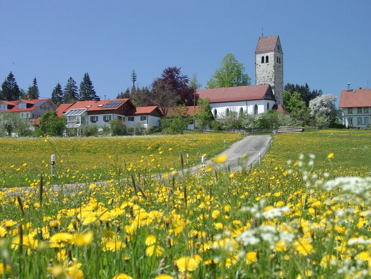 Rechtis_im_Allgaeu_mit_Kirche_St_Georg_und_Florian