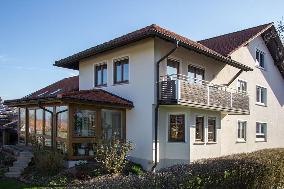 Ferienwohnung Karrer Hausansicht mit Garten