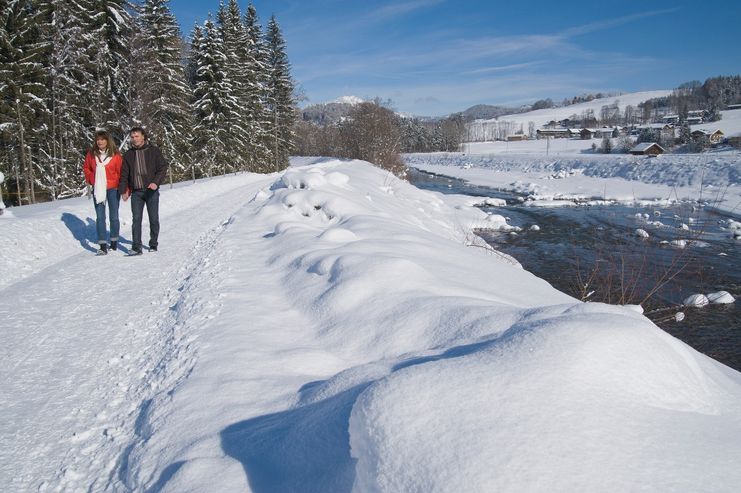 Winterwanderer an der Iller bei Fischen