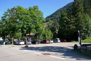 Der gebührenpflichtige Parkplatz befindet sich an der Festhalle Hinterstein.