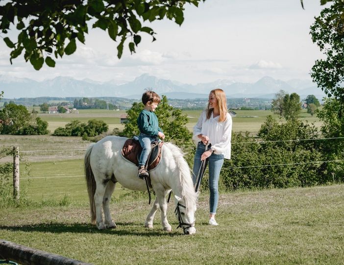 Kleine Pause beim Ponyreiten