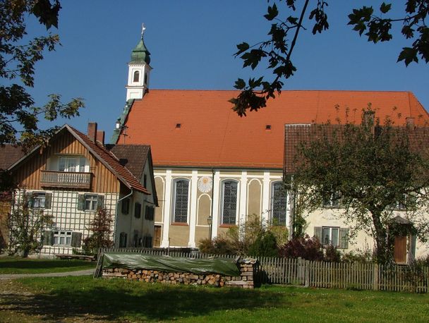 Blick von Süden auf die Wallfahrtskirche Maria Schnee in Legau-Lehenbühl.