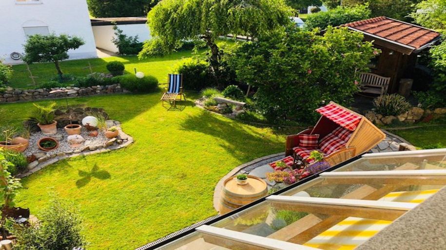 Blick in den Garten vom Balkon