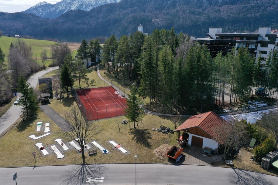 Tennisplatz und Minigolfanlage des Terrassenhauses