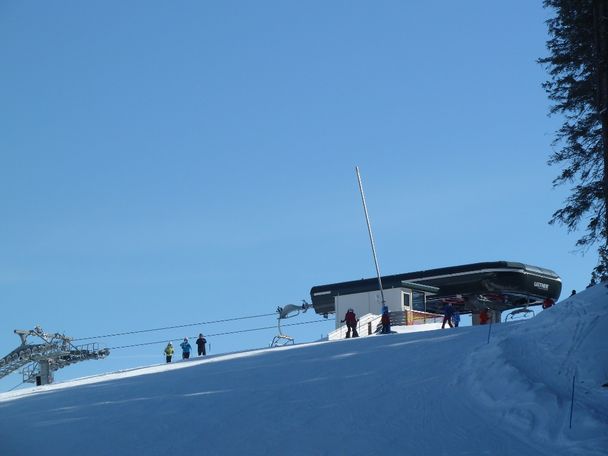 Bergstation der Rohnenbahn im Winter