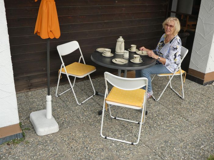 Kaffeetrinken auf der Terrasse