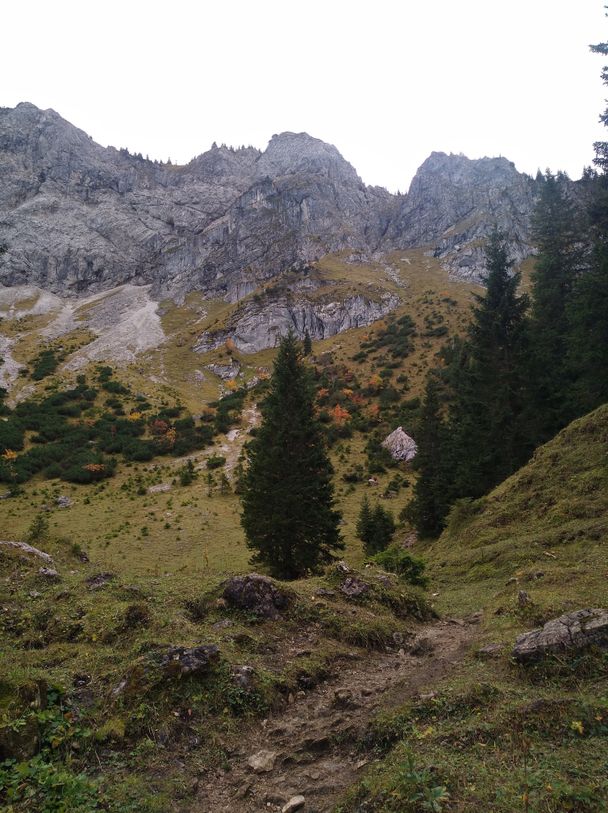 Felswände auf dem Weg zur Breitenberg