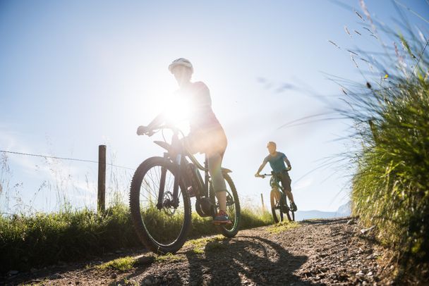 Radfahren auf Schotterwegen und geteerten Nebenstraßen