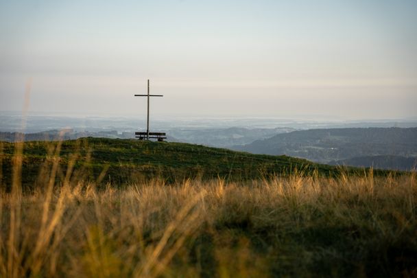 Gipfelkreuz nordseitig und unterhalb der Salmaser Höhe