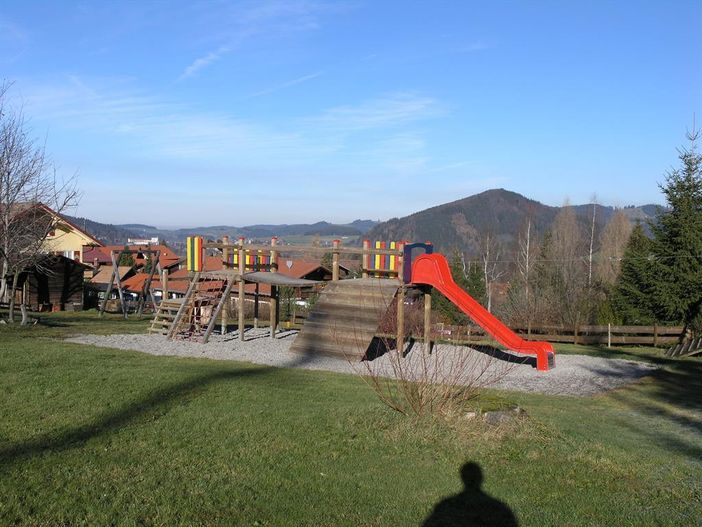 Der Spielplatz beim Haus