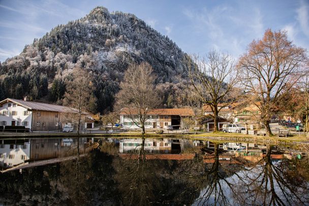 Der Dorfer Weiher mi dem Kienberg im Hintergrund