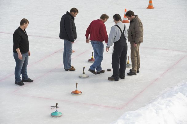 Eisstock-Turnier auf dem Eisplatz in Fischen