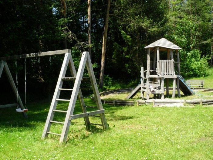 Der kleine Spielplatz direkt in der Anlage