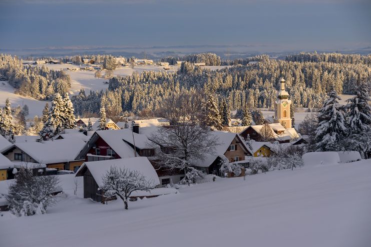 Blick auf Scheidegg vom Höhenweg im Winter