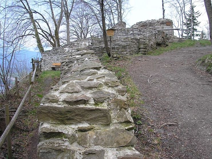 Die Reste der Burgruine Hopfen.