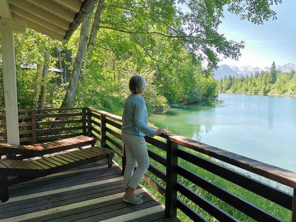 Entspannung im Auwaldsee-Liegepavillon in Fischen