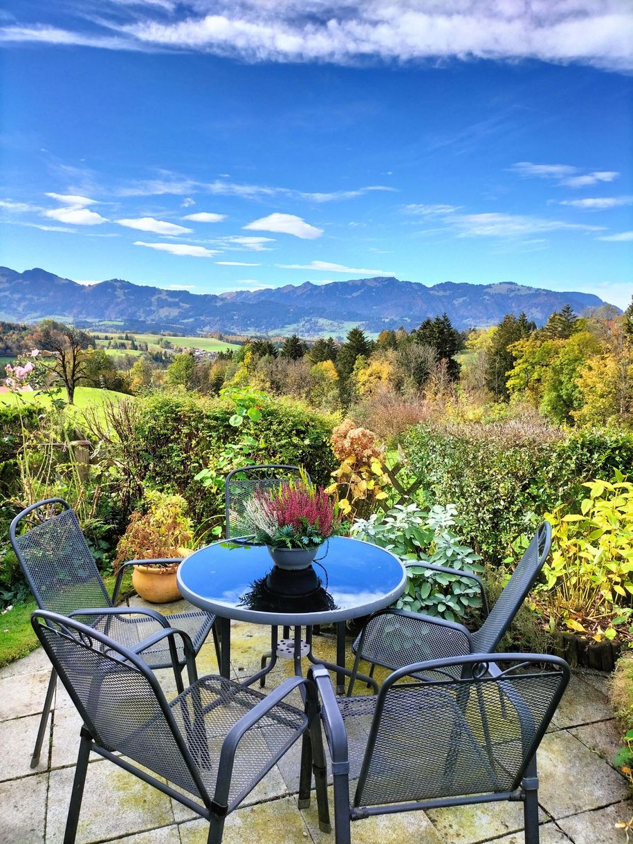 Genießen Sie den Blick aus der Wohnung im Herbst