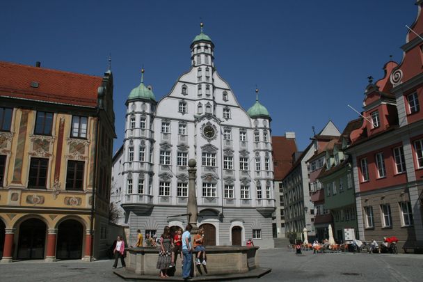 Am Marktplatz von Memmingen: Links das Steuerhaus, in der Mitte das Rathaus und rechts die Großzunft.