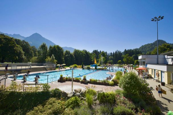 Schwimmen mit Bergblick - Freibad in Fischen