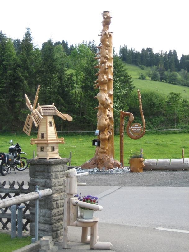 Holzskulpturen bei Wertach