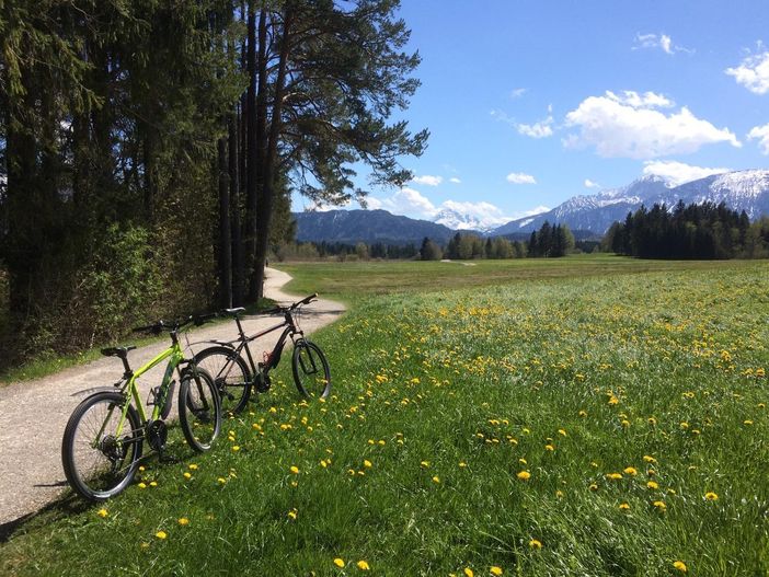 sportlich mit dem Fahrrad unterwegs