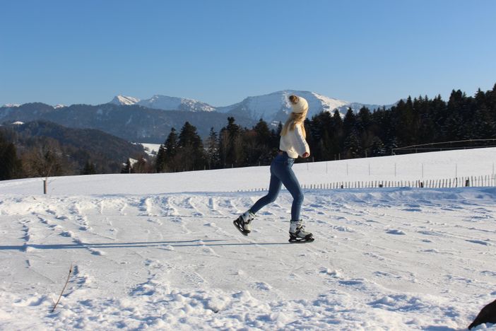 Schlittschuhlaufen vor dem Haus