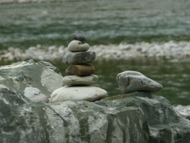 Steinmännchen bauen an der Ach