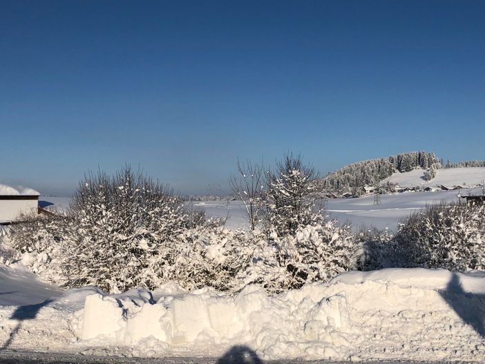 sonnige Winterlandschaft neben dem Haus