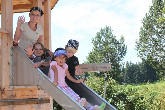 Unser Spielplatz mit viel Platz zum Spielen und Toben