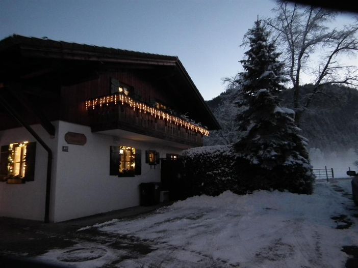 Haus Osterried mit Weihnachtsbeleuchtung