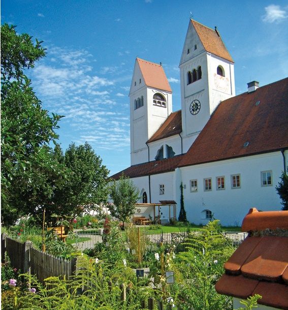 Der liebevoll gestaltete Klostergarten auf der Südseite des Welfenmünsters Steingaden.