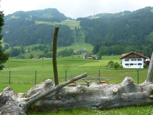 Der Spielplatz liegt am Ortsrand von Bolsterlang