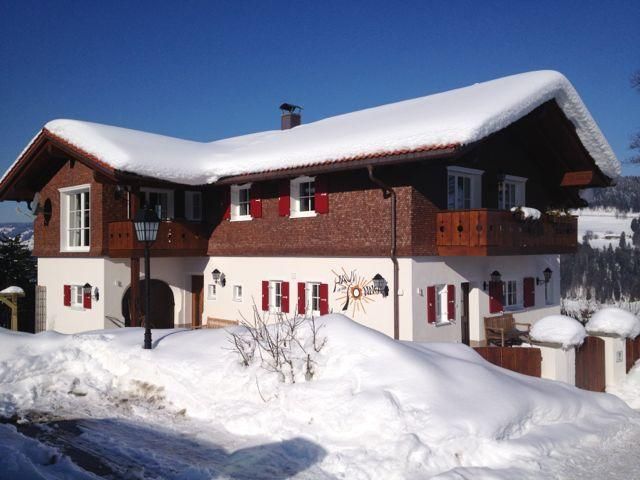 Winter am Haus in der Sonne