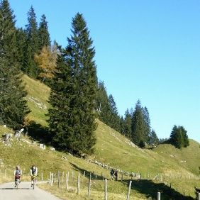 An den Bergen entlang führt unsere Tour.