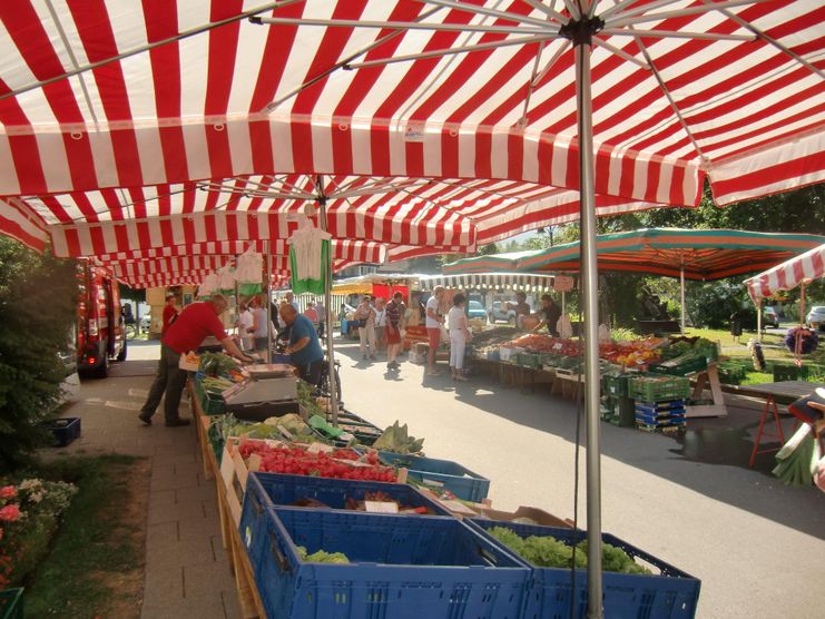 Händler auf dem Wochenmarkt