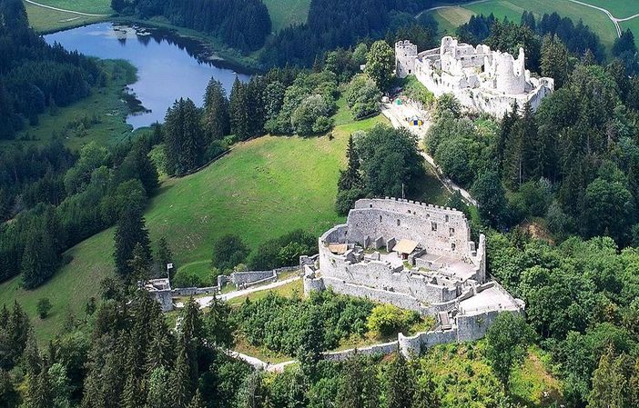 beide Ruinen mit Schloßweiher