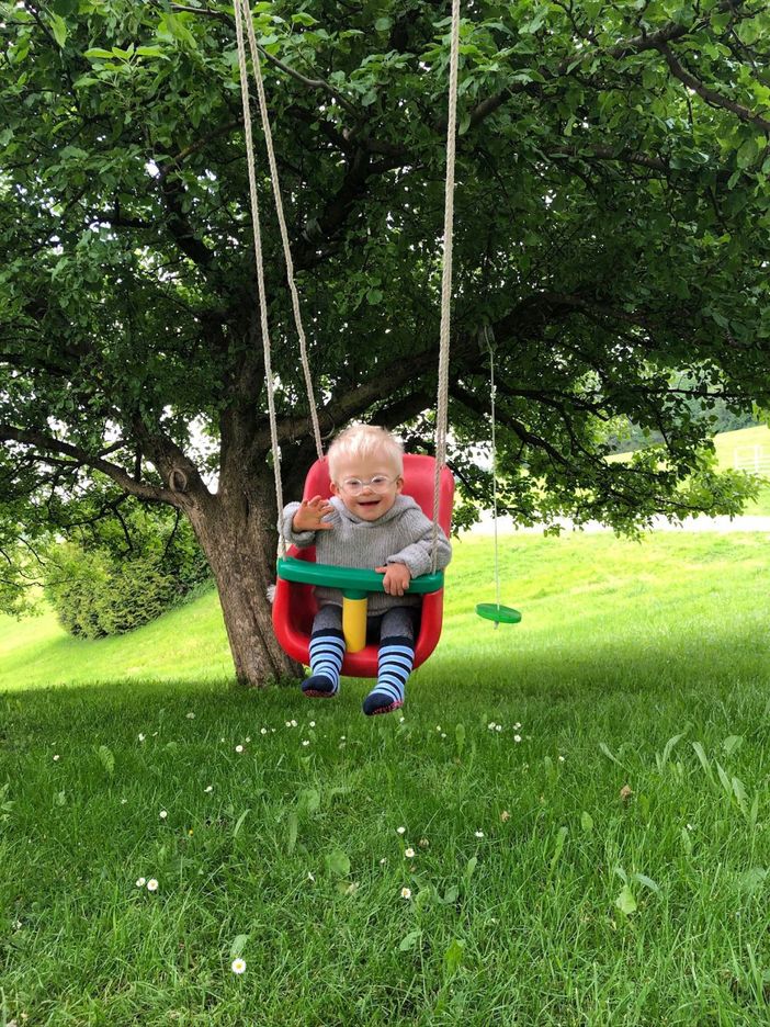 Babyschaukel im Garten