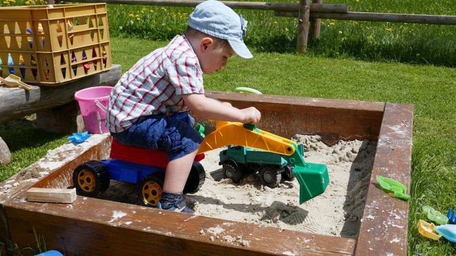 Clemens im Sandkasten