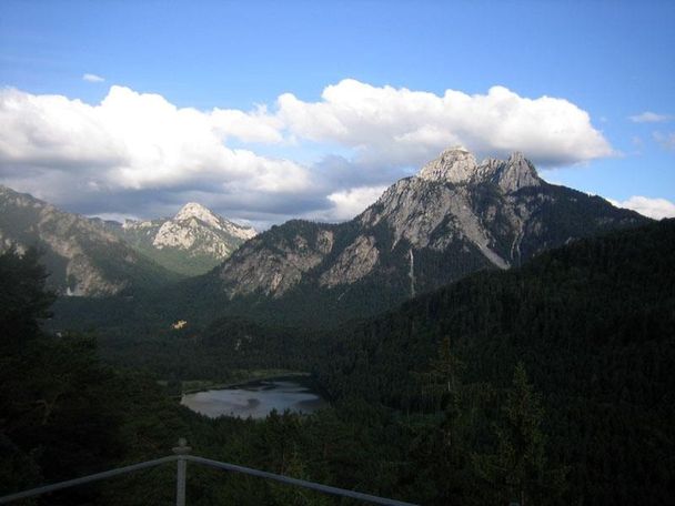 Oberhalb des Schwansees auf dem Alpenrosenweg