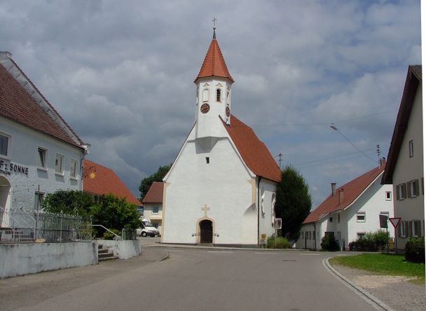 Die Filialkirche St. Leonhard in Oberschönegg.