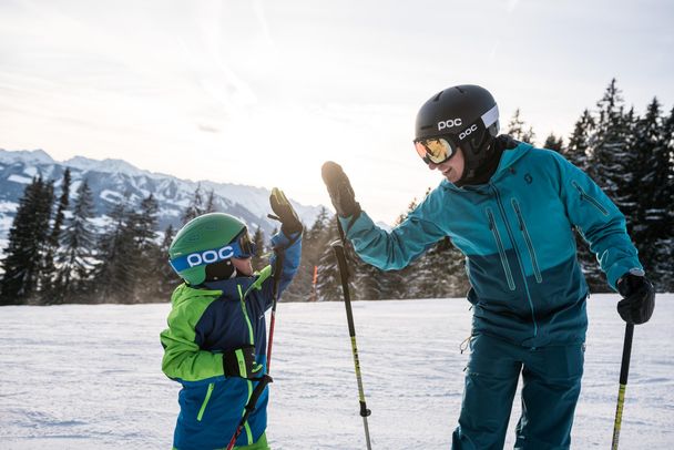 High Five beim Skifahren im Skigebiet Ofterschwang